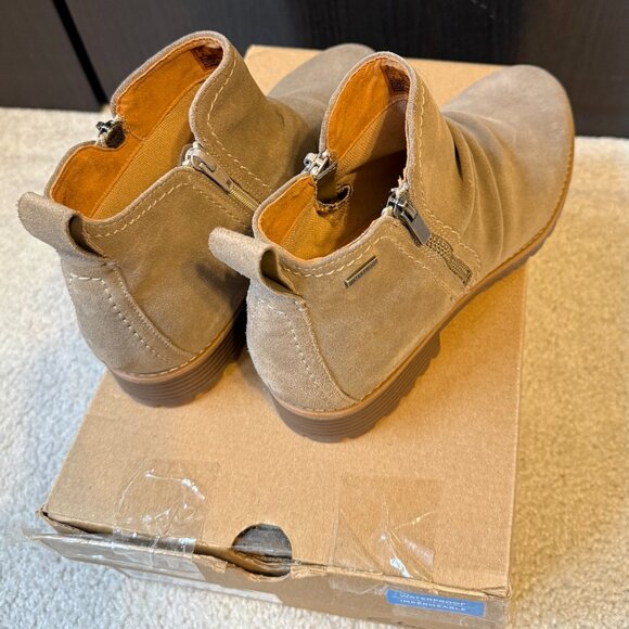 ***NIB*** Clarks Aspra Walk Waterproof ankle boots - Picture 3 of 6